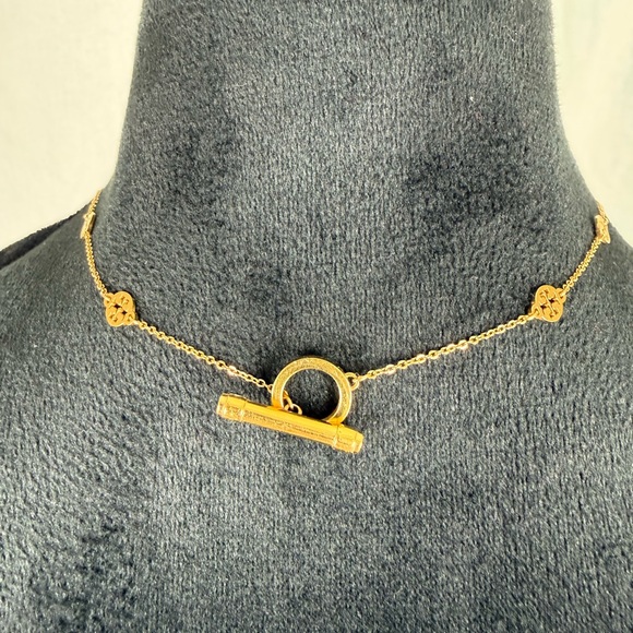 Tory Burch Logo Toggle Short Necklace in Gold 16" Delicate Gold Plated - Picture 3 of 6